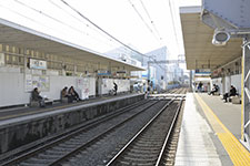 鈴木町駅 地上２面２線相対式ホーム