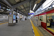 京急鶴見駅 高架２面３線ホーム