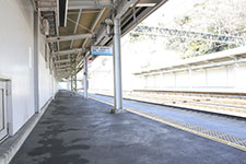 南太田駅 築堤２面４線相対式ホーム