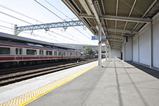 南太田駅 築堤２面４線相対式ホーム