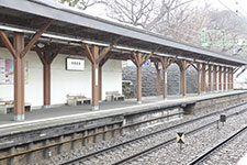 京急田浦駅 築堤２面２線相対式ホーム