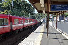 安針塚駅 築堤２面２線相対式ホーム