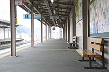 馬堀海岸駅 築堤２面２線相対式ホーム