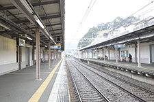 馬堀海岸駅 築堤２面２線相対式ホーム